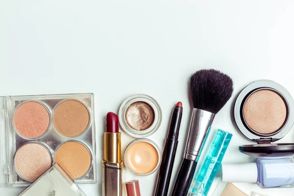 Fırçalar ve beyaz bir arka plan üzerinde izole kozmetik. Üstten Görünüm.