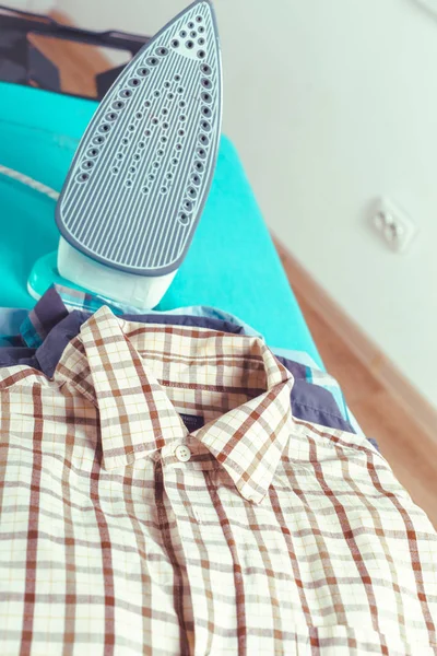 Hafif ev içi arka planda ütü tahtası