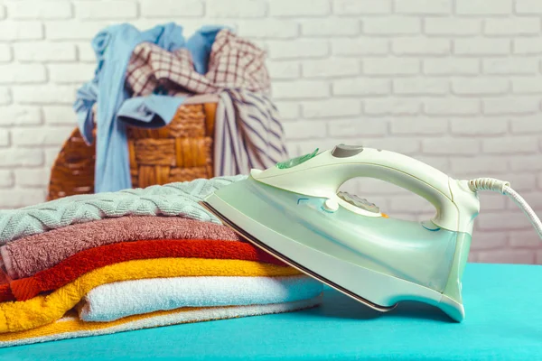 Hafif ev içi arka planda ütü tahtası