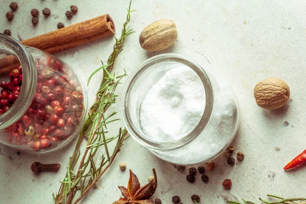 Baharat ve otlar, kapat