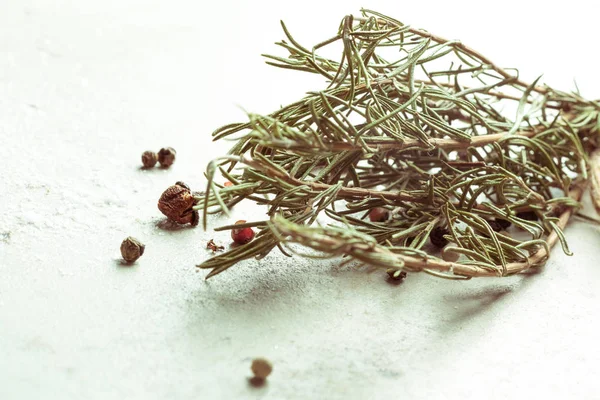 Baharat ve otlar, kapat