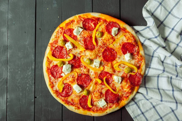 ahşap arka plan üzerinde taze lezzetli pizza