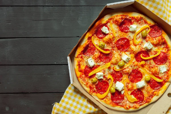 ahşap arka plan üzerinde taze lezzetli pizza