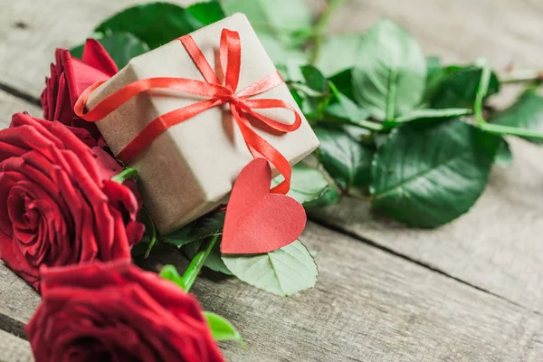 Roses Cœur Sur Une Planche Bois Fond Saint Valentin — Photo