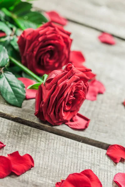 Gül ve ahşap masa, Sevgililer günü arka plan üzerinde bir kalp