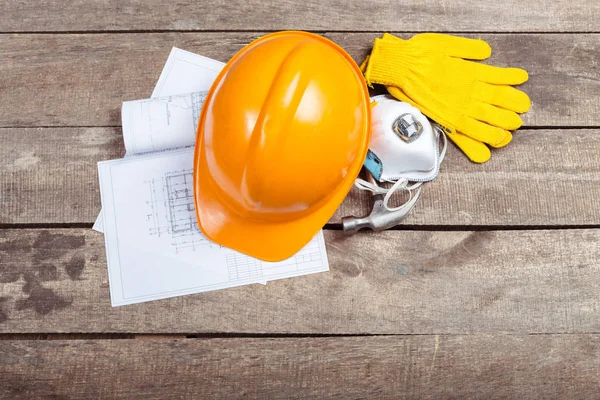 Forhojd Utsikt Hardhat Och Gamla Läderhandskar — Stockfoto