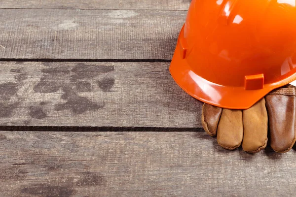 Forhojd Utsikt Hardhat Och Gamla Läderhandskar — Stockfoto