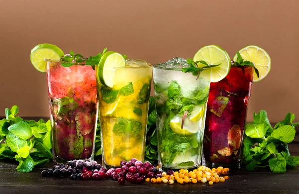 Kollektion Bunter Tropischer Cocktails — Stockfoto