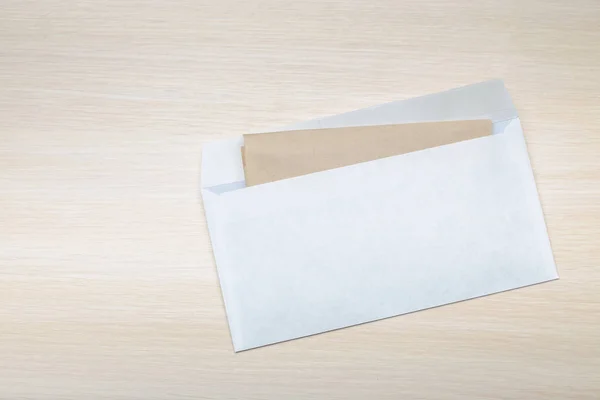 木製の背景に白紙の封筒の写真 — ストック写真