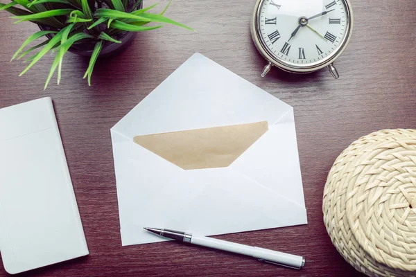 Ahşap arka plan üzerinde boş zarf fotoğrafı