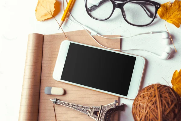 Üstten görünüm smartphone sahte şablon ile siyah ekran