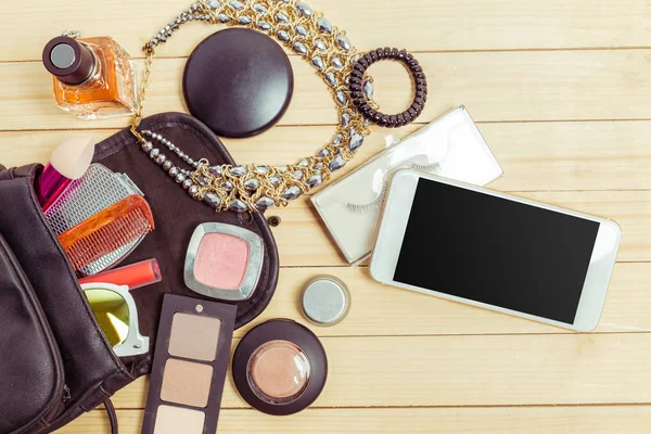 Kadınlar çanta malzeme ahşap arka plan üzerinde görüntüleyin