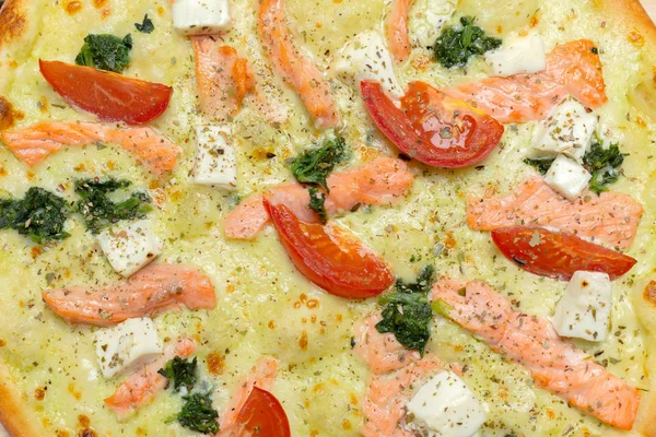 Lezzetli İtalyan pizza Close-Up ahşap masaya servis