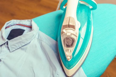 Hafif ev içi arka planda ütü tahtası