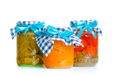 Beyaz arka plan üzerinde izole cam kavanozlarda konserve sebzeler