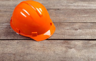 Güvenlik Mühendisi kask dişli kahverengi ahşap masa arka plan üzerine