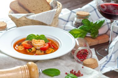 ahşap arka plan üzerinde deniz mahsulleri çorbası önden görünüm 