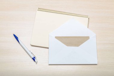 Ahşap arka plan üzerinde boş zarf fotoğrafı