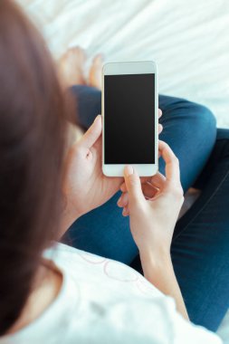 Modern cep telefonu elinde olan kadın 