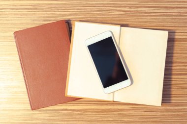 smartphone yükseltilmiş görünümünü ahşap tablo