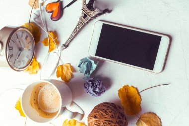 Üstten görünüm smartphone sahte şablon ile siyah ekran