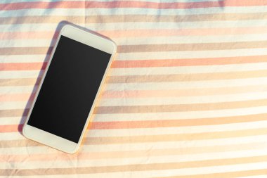 Üstten görünüm smartphone sahte şablon ile siyah ekran