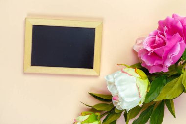 Küçük ahşap çerçeveli boş yazı tahtası tasarımı için