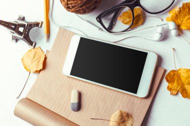 Üstten görünüm smartphone sahte şablon ile siyah ekran