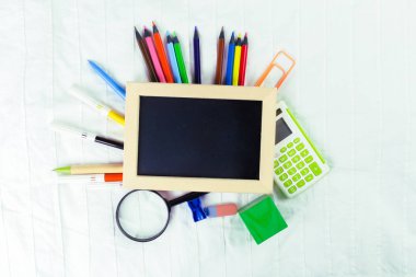 Küçük ahşap çerçeveli boş yazı tahtası üstten görünüm 