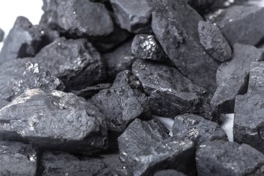 Beyaz doğal ahşap kömür göl kenarında