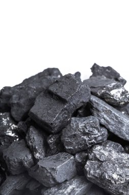 Beyaz doğal ahşap kömür göl kenarında