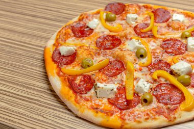 lezzetli İtalyan pizza tahta masada görev yaptı.