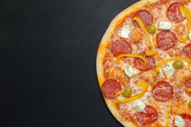 Pizza tebeşir tahtası üzerinde 