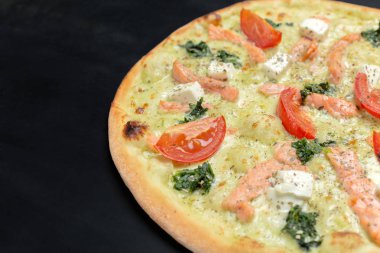 Pizza tebeşir tahtası üzerinde 
