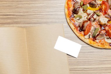 Boş kağıt kopya alanı ile pizza