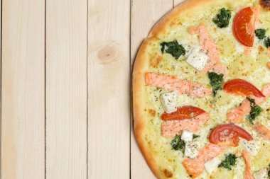 lezzetli İtalyan pizza tahta masada görev yaptı.