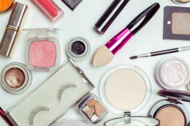 Fırçalar ve beyaz bir arka plan üzerinde izole kozmetik. Üstten Görünüm.