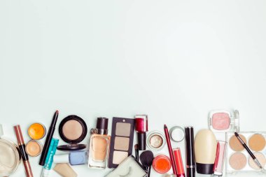 Fırçalar ve beyaz bir arka plan üzerinde izole kozmetik. Üstten Görünüm.