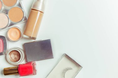 Fırçalar ve beyaz bir arka plan üzerinde izole kozmetik. Üstten Görünüm.