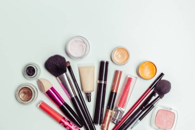Fırçalar ve beyaz bir arka plan üzerinde izole kozmetik. Üstten Görünüm.