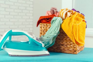 Hafif ev içi arka planda ütü tahtası