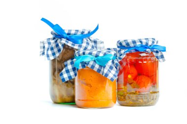 Beyaz arka plan üzerinde izole cam kavanozlarda konserve sebzeler