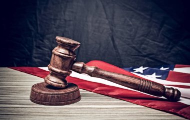 Yargıç tokmak ve arka plan ile ABD bayrağı