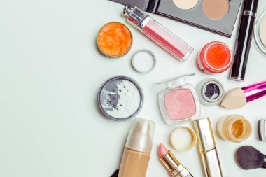 Fırçalar ve beyaz bir arka plan üzerinde izole kozmetik. Üstten Görünüm.