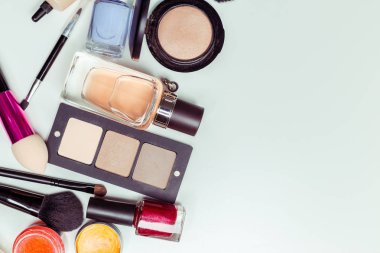 Fırçalar ve beyaz bir arka plan üzerinde izole kozmetik. Üstten Görünüm.