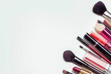 Fırçalar ve beyaz bir arka plan üzerinde izole kozmetik. Üstten Görünüm.