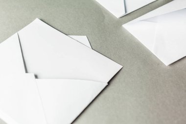 çok Close-up beyaz boş zarflar 