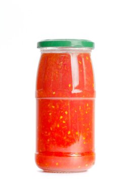 Beyaz arka plan üzerinde izole cam kavanozlarda konserve sebzeler