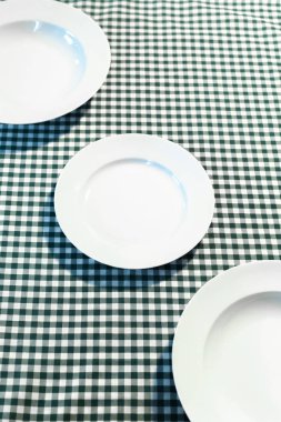 plaka üzerinde kareli masa örtüsü