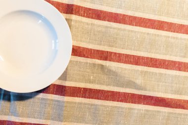 Beyaz plaka üzerinde bir masa örtüsü